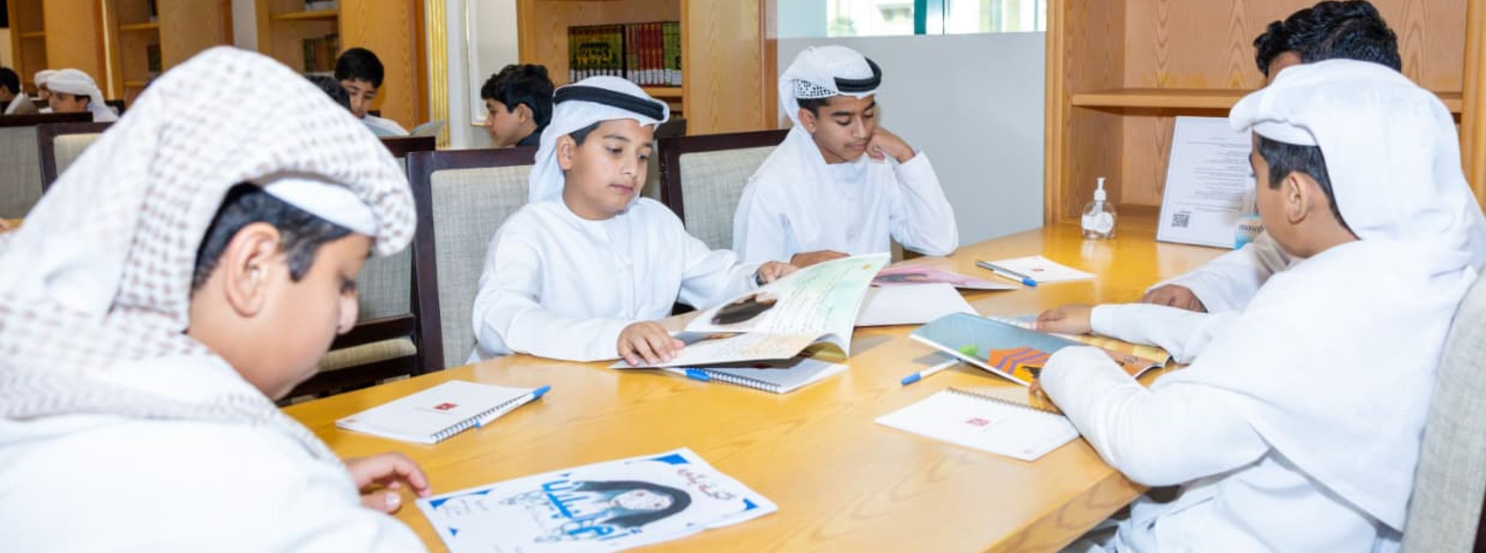 دار راشد للنشر تنظم دورة تدريبية حول «التحرير والنشر» لطلبة المدارس.