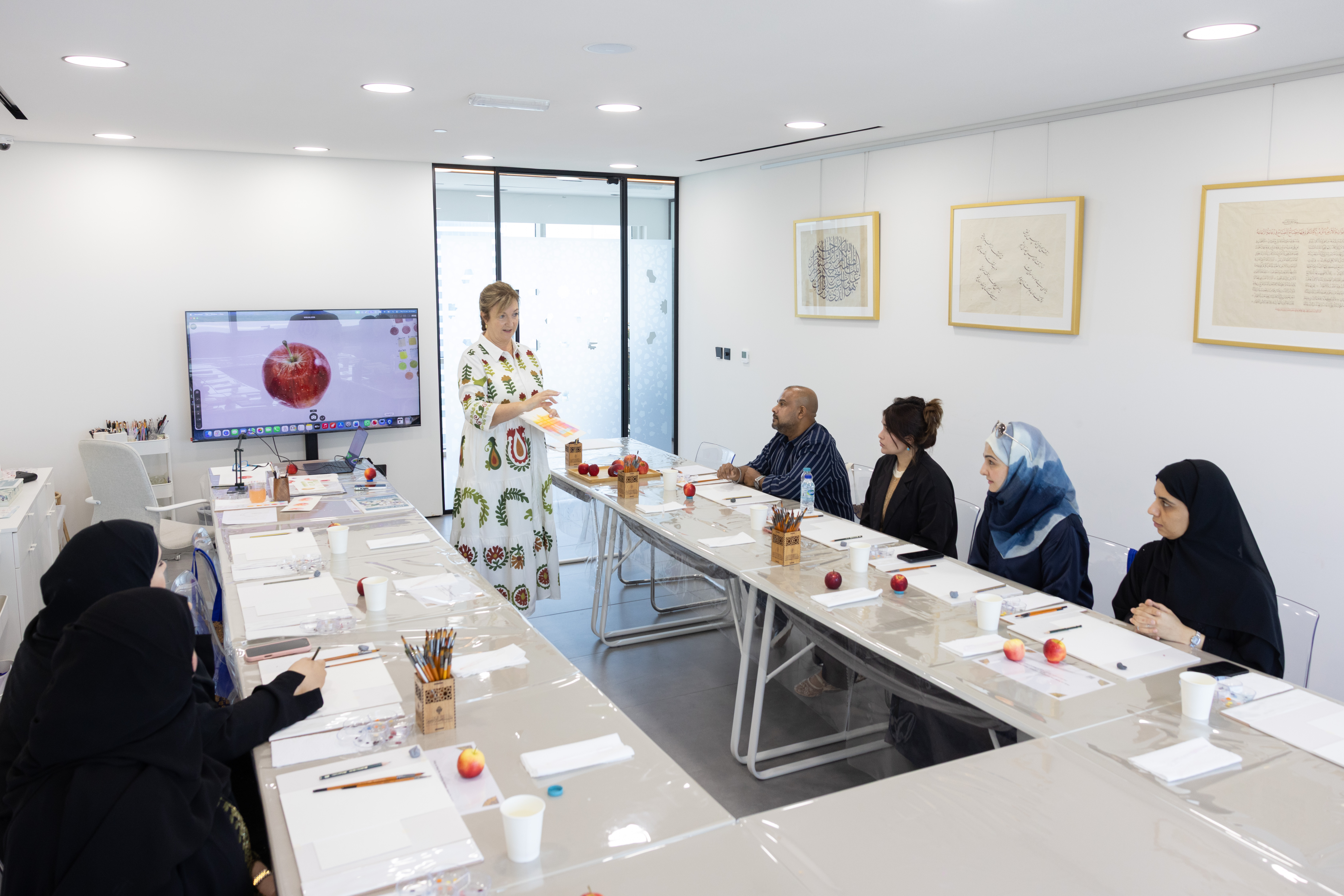 هيئة الفجيرة للثقافة والإعلام تطلع على برامج مدرسة الخط والزخرفة وتعزز التعاون الثقافي