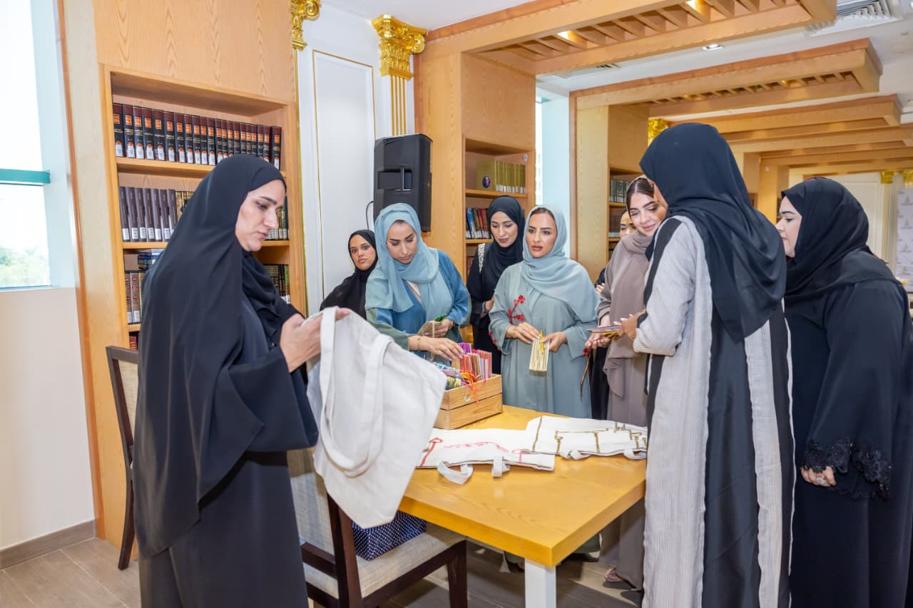 «هيئة الفجيرة للثقافة والإعلام» تنظم ورشة «لمسات إماراتية» بمناسبة يوم المرأة الإماراتية