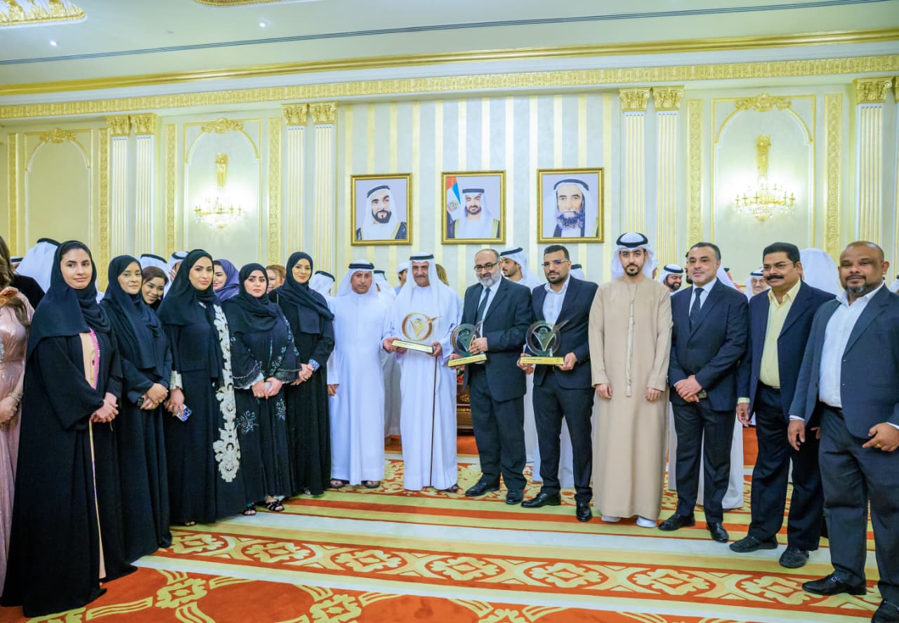 حمد الشرقي يستقبل موظفي هيئة الفجيرة للثقافة والإعلام ويتبادل معهم التهاني بشهر رمضان ويطّلع على جوائز "الكويت للإبداع".