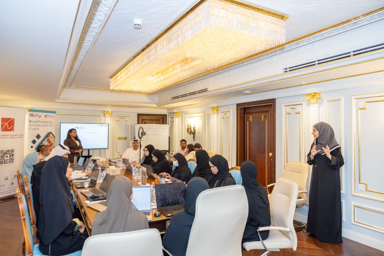 هيئة الفجيرة للثقافة والإعلام» تنظم ورشة عمل حول استخدامات الذكاء الاصطناعي في بيئة العمل.